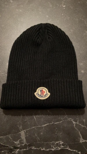 Moncler mössa - Moncler mössa som e skit snygg och skön, perfekt nu inför den kalla vintern