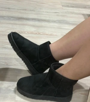 Svarta boots - Säljer ett par svarta boots med rund tå och platt sula. Skorna är tillverkade i mjuk mocka och har ett fluffigt foder på insidan som gör dem extra sköna och varma. per snygga och sköna svarta fodrade vintetskor/boots i storlek 36.  (Dock skulle säga att de är lite mer som 37-37,5) Helt nya endast testade men är tyvärr för stora.  Liknar Uggs