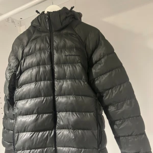 Mörkgrön dunjacka Peak Performance - Peak Performance-jacka, storlek 170 Mörkgrön vinterjacka i fint skick, inga speciella slitage. Använd men väl omhändertagen. Perfekt för vinter och tidig vår. Nypris ca 2000 kr. Hör av dig för minsta lilla fundering! 