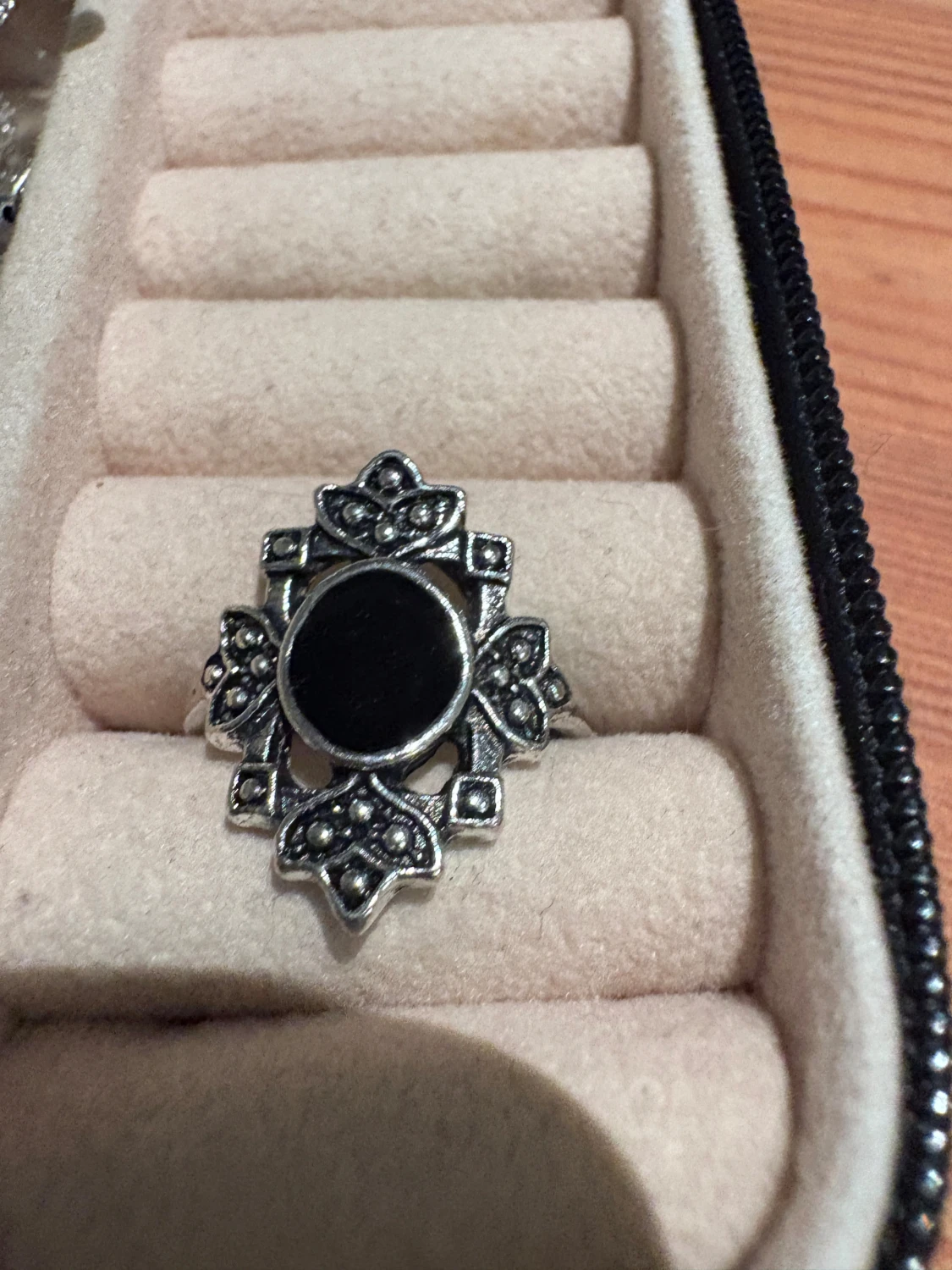 Vintageinspirerad silverring med svart sten