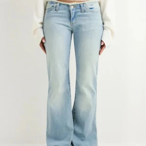  ljusblåa lowwaist bootcut jeans  - Super snygga och sköna jeans från Nelly!! Säljer pga att dom är för långa för mig tyvärr. Jeansen är knappt använda och är i nytt skick, original pris är 699kr!!💞💞pris kan diskuteras!! 