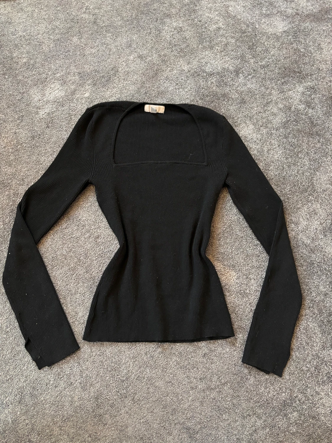 Svart ribbad långärmad topp