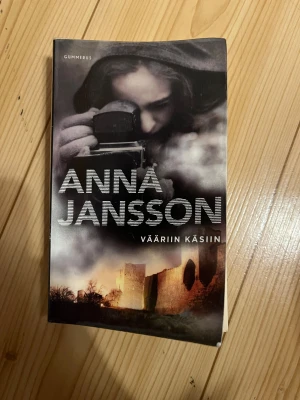 Anna Jansson Vääriin käsiin - Anna Janssonin Vääriin käsiin kirja. Pari kertaa luettu. Etukansi hieman kääntynyt säilytyksessä. Päällystetty. Eläintalous MMM, lisätietoja saa kysymällä Katsothan myös muut ilmoitukseni Tarjoa 