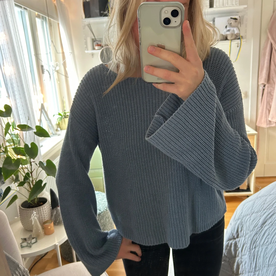 Blå stickad tröja med vida ärmar