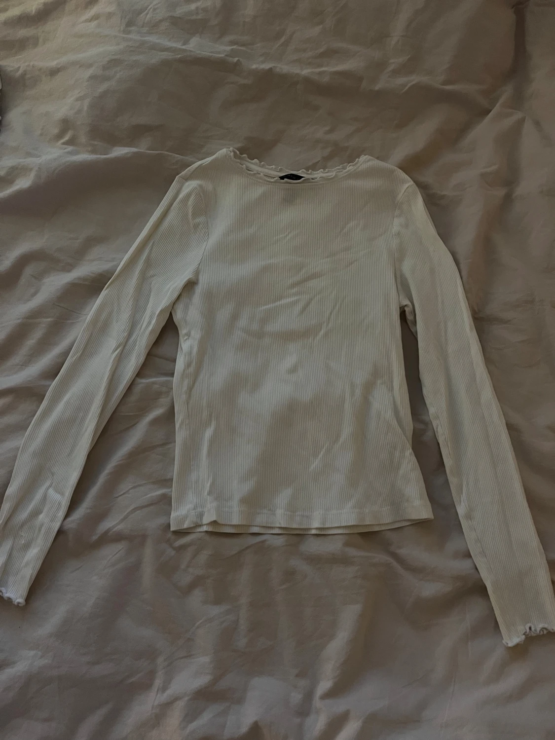 Vit ribbad långärmad topp