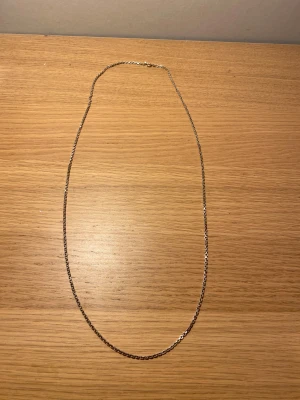Silver halsband 925, 15 gram - Långt silver halsband stämplat 925 och kattfot. Väger 15 gram. Är ca 40 cm långt ( halvvägs, inte hela kedjan utsträckt). Inga tydliga defekter men har använts så se bilder för egen bedömning. Hör av er vid frågor!💕💕