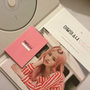Vivi - First Press Album - VIVI First press solo album 🌸 Kommer med inclusions (pc & attendance card) 🌼 Mycket bra kvalite - Aldrig använts 🪷 First press - som visat i bilder #loona #vivi #artms #loossemble #kpop #kpopwts #wts #album #kpopalbum #pc #photocard