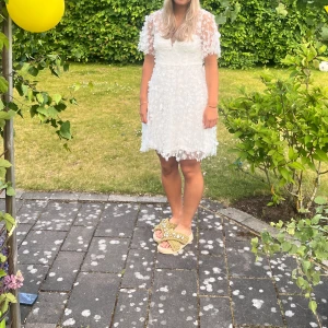 Studentklänning - Säljer min fina studentklänning, köptes från bubbleroom för 999 kr. Endast använd på studenten och har inga defekter😊🩷vill få sålt så snabbt som möjligt!