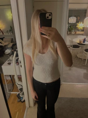 Vit fluffig kortärmad topp - Säljer en vit fluffig topp från Bik bok. I storleken M och i bra skick. Väldigt skön och gullig!!🤍