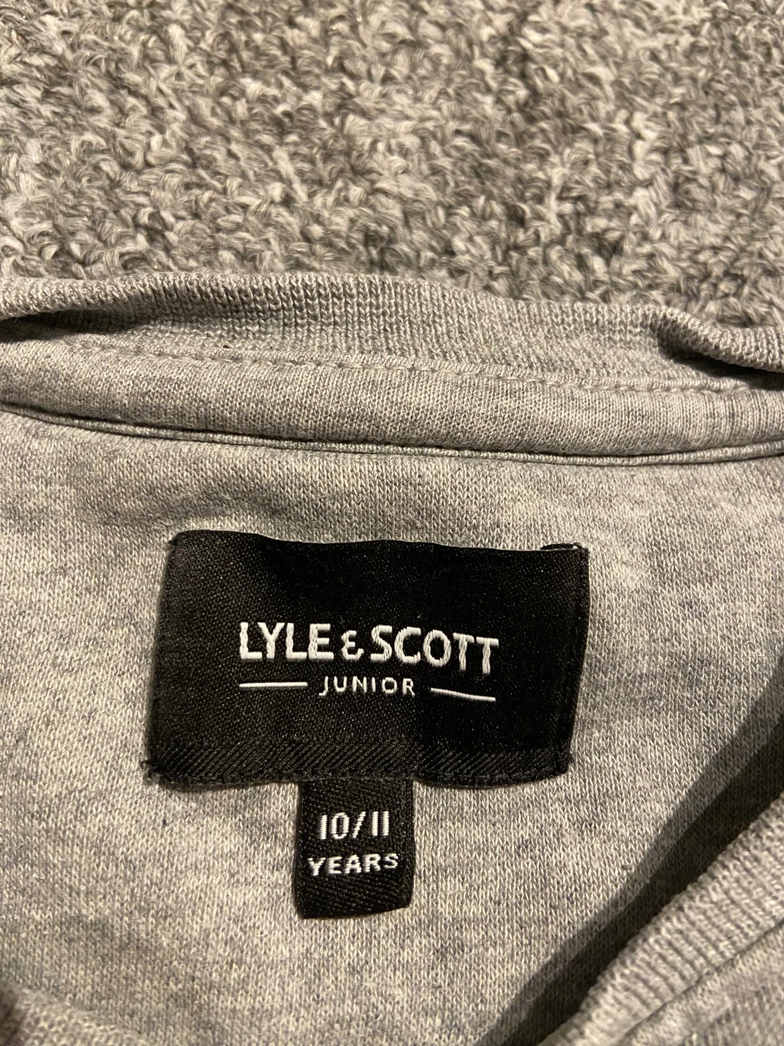 Grå sweatshirt från Lyle & Scott - 4