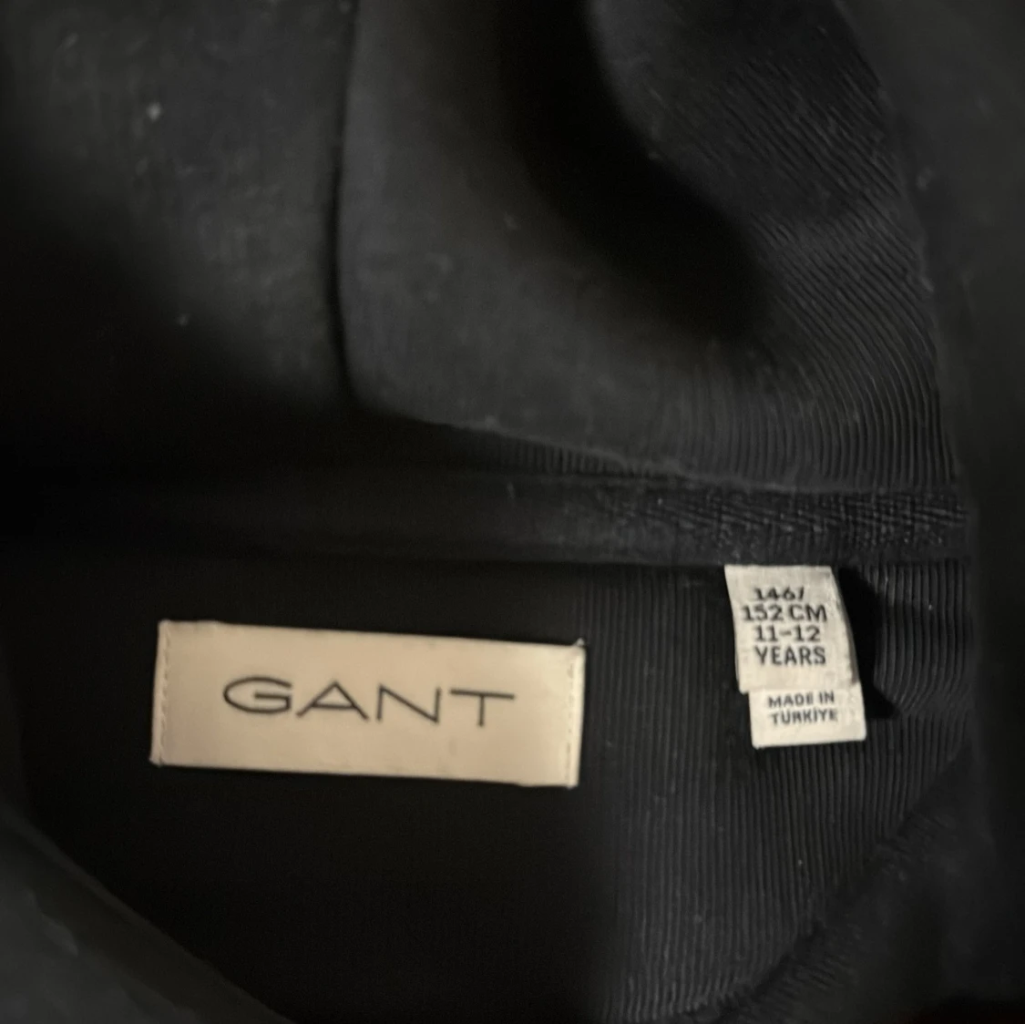 Svart hoodie från GANT med tryck - 1