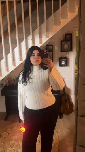 Vit ribbad polotröja med lång ärm - Säljer en vit polotröja använt bara några gånger (nytt skick) från new yorker 