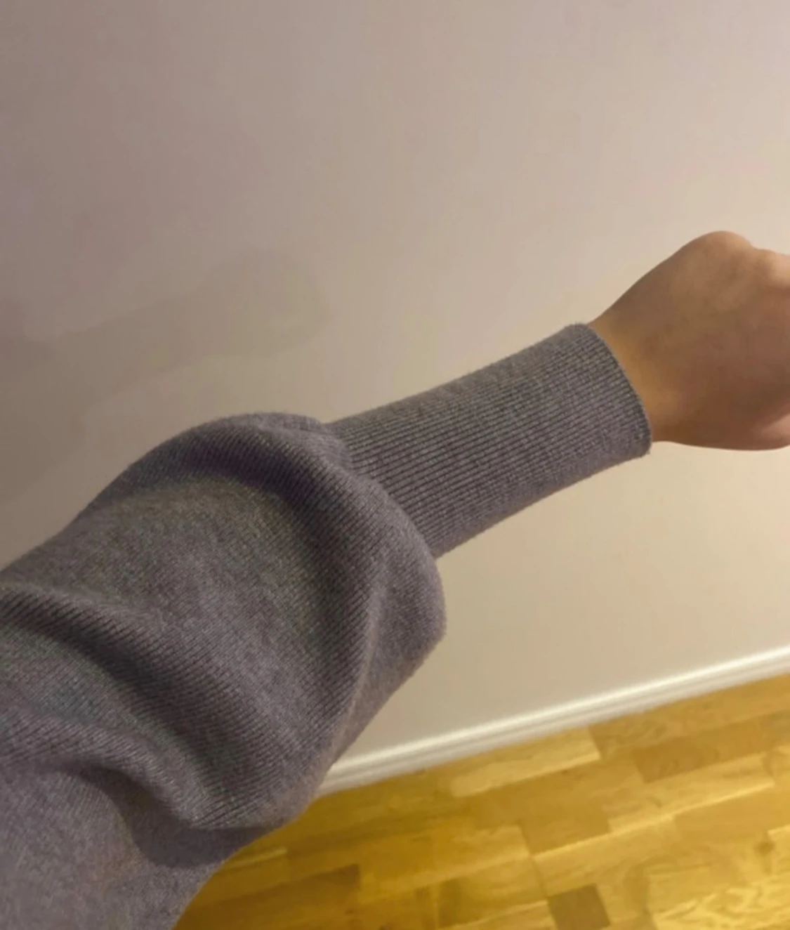 Grå tröja med svarta knappar - 2