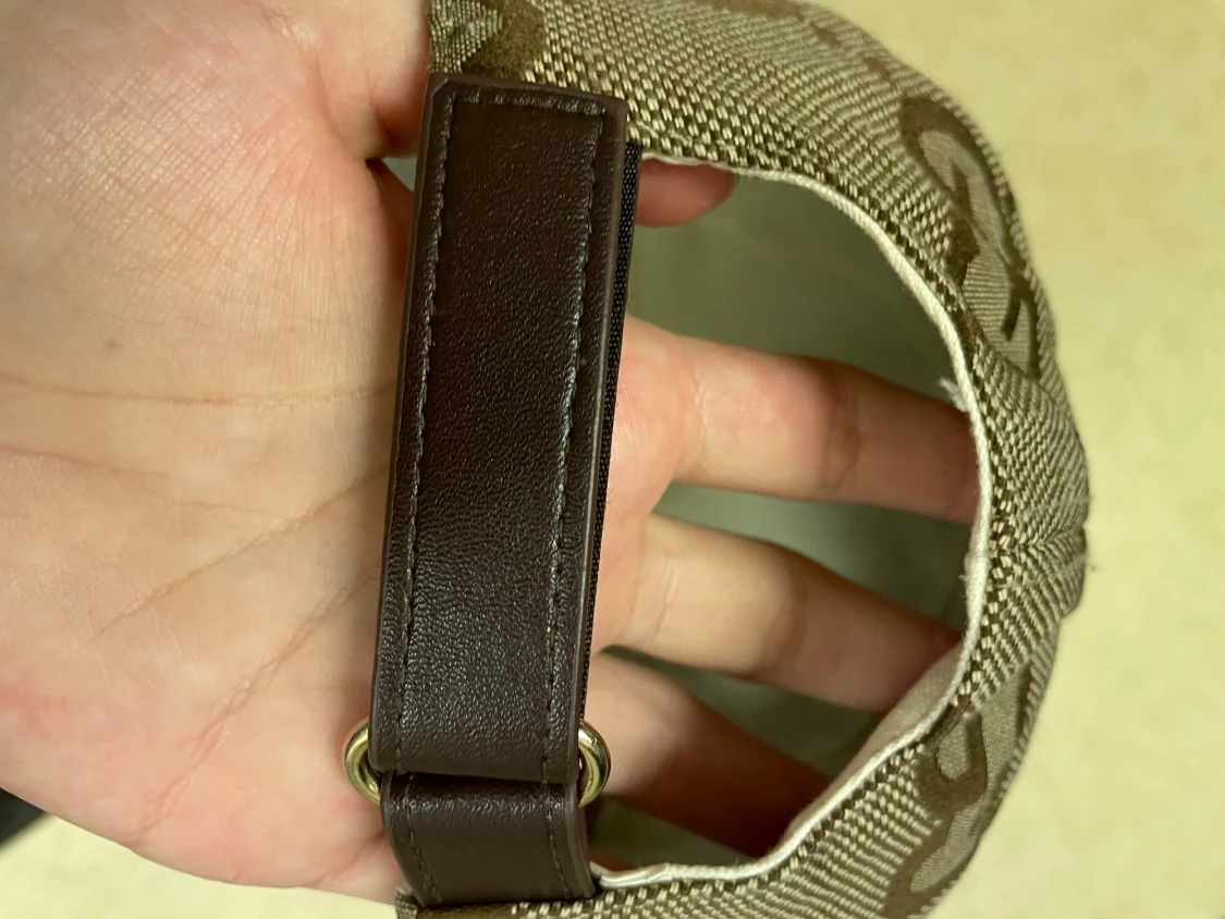 beige jumbo keps med monogram - 3