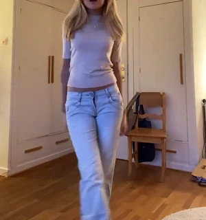 Finstickad tröja - Säljer denna finstickade tröjan med korta ärmar💓 Super söt beige topp som sitter perfekt på kroppen. Knappt använd!