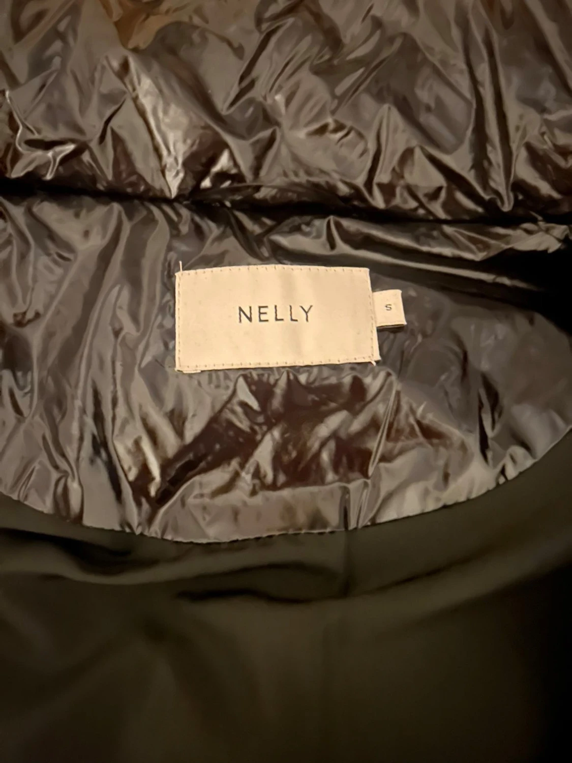 Svart glansig pufferjacka från Nelly - 3