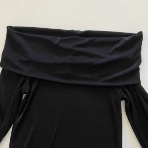 Svart Pieces Off Shoulder Topp - Super fin och skön off shoulder topp inköpt från Vero Moda. Går även att använda som djupkrage som syns på bild 2. I nästintill nyskick, inga anmärkningar. Storlek XS. Passar även en S, då materialet är stretchigt. 