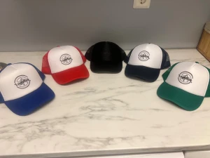 LogoInk keps i olika färger - Snygga truckerkepsar från LogInk med vit front och färgad skärm och mesh på sidorna. Finns i blå, röd, svart, marinblå och grön. Kepsarna har rundad form och tryckt LogInk-logga framtill. Perfekt för dig som vill sticka ut med en cool accessoar. 