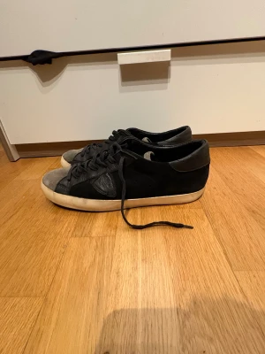 Philippe model trainers - Lite osäker på storlek då bara lite av siffran synns, men passar 43-44| finns defekter men endå shyssta att andvända! Pm för mer info, nypris cirka 3,5-4 k|
