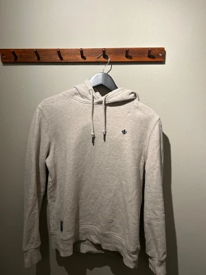 Beige hoodie från Morris Stockholm XS - Snygg beige hoodie från Morris Stockholm i storlek XS. Den är i bra skick passar typ 164-170 lite dåliga bilder man kan fixa bättre om nån vill bara fråga om minsta lilla 😁😁