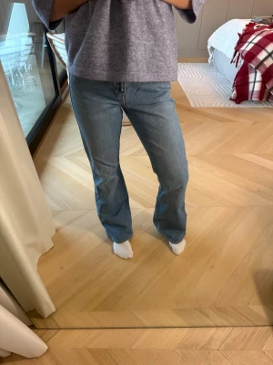 Utsvänga jeans - Säljer dessa super snygga lose bootcut jeans, de är mer raka med en bootcut än vanlig bootcut, midwaist och Super sköna, ingen lapp kvar men skulle säga att de är som en S