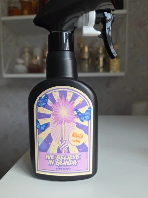 We Believe In Glinda Body Spray - Tagit ca 20 ml. Nyinköpt flr 460 kr  200ml volym. Innehåller bl.a. ekologisk alkohol, violbladsextrakt, vanilj, ros, mandelolja och iris.