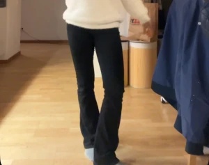 Svarta bootcut jeans - Snygga svarta jeans från Gina som är i storlek 164/s. Knappt använda och pris ja. Diskuteras😊🩷