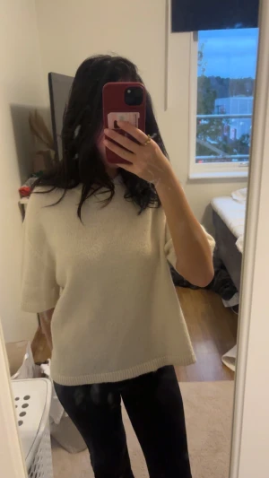 Beige stickad tröja med kort ärm - Säljer en beige stickad tröja med korta ärmar och rund hals. Tröjan har en loose passform och är enkel i designen, perfekt för dig som gillar en clean och chill stil. Passar till både jeans och kjol, och är supermjuk mot huden. Från Gina Tricot och är i storleken  XS