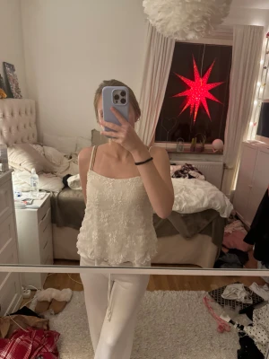 Söt vit spetstopp - Jättesöt vit spetstopp som inte kommer till användning längre! Tyvärr har den blivit trådig (se bild 4) vid kanten på spetsen men annars är den i fint skick! 🥂  Kom gärna med prisförslag 😊