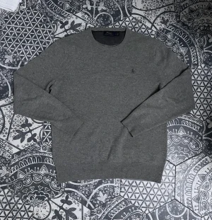 Ralph Lauren - Merinoull Tröja - Skön stickad tröja från Ralph Lauren! Mycket fint skick! Endast igensydda små hål (se bild 5), men syns knappt! Aningen nopprig | Stl: M |  Perfekt för lager-på-lager under vintern! | Vid frågor eller funderingar finns jag i DM! 📩CVB Closet