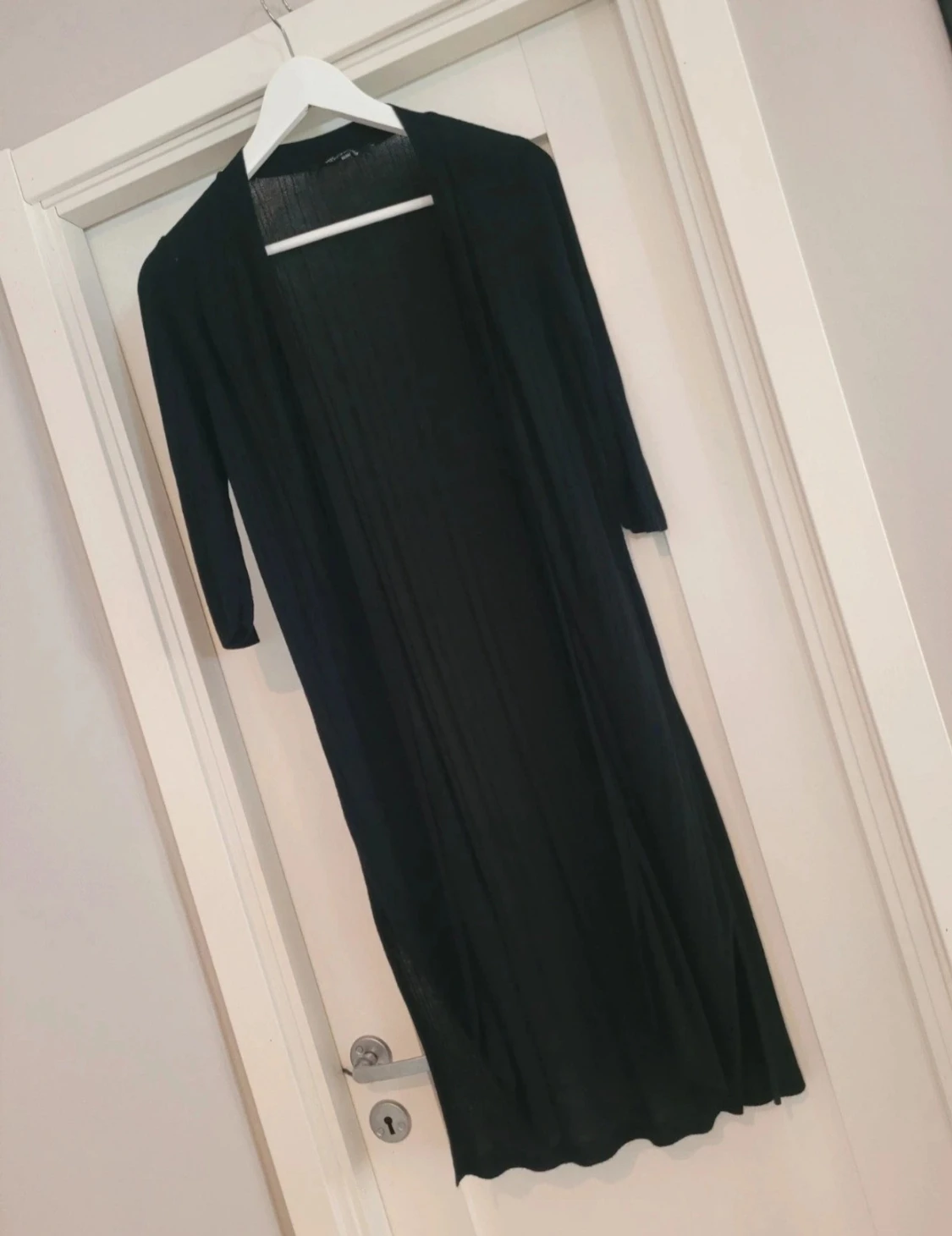 Svart långkofta med trekvartsärm