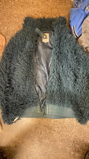 Fluffig jacka från fransa - Jackan är super fin älskar verkligen den men jag bytt stil så känner inte längre att den passar mig, jag valde att klippa bort en bit vid armleden eftersom den satt sig obekvämt där, men det syns som tur inte så mycket eftersom luddet ligger ovanför!