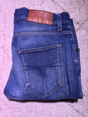 Tiger of Sweden jeans W29 L32 - Säljer dessa feta jeansen från Tiger Of Sweden i blått för bara 249. Byxorna har en snygg och unik färg och sitter slim. Brallorna har väldigt snygga fades och slitningar vilket ger dem en unik look. Dem är i väldigt fint skick och finns inte mycket tecken på användning.  Dem är redo att hitta ett nytt hem! Fråga gärna om ni vill ha fler bilder eller mer information