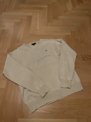 v-ringad tröja från Gant - Snygg ljusgrå v-ringad tröja från Gant med diskret broderad logga på bröstet.