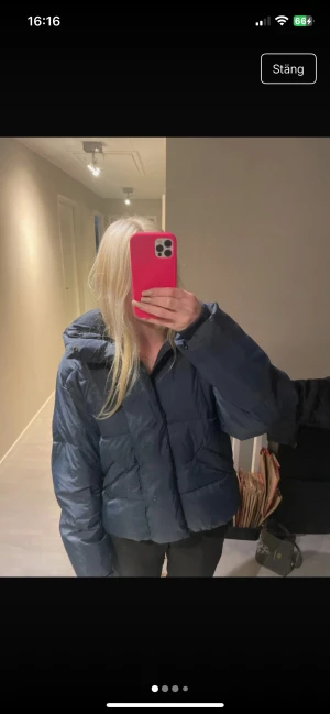 Mörkblå pufferjacka från Zara - Säljer en mörkblå pufferjacka från Zara med huva och dragkedja. Jackan har en loose passform och är tillverkad i syntetmaterial. Perfekt för kalla dagar med sin quiltade design och rejäla vaddering. Snygg och enkel att matcha med olika outfits. Bild är tagen från min vinted, så ingen annans❤️ och skulle säga att den är i S