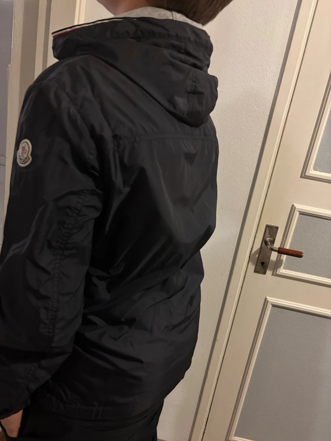 Marinblå vindjacka från Moncler med huva - 1