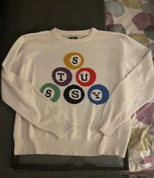 Stüssy stickad tröja - En riktigt snygg stickad tröja från Stüssy med biljardmotiv, säljer tröjan eftersom den inte passar på mig. Tröjan är i storlek M, men skulle säga att den är stor i storleken. Tröjan är i stort sett i nyskick och har inte blivit använd mycket alls.