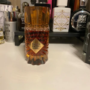 Royal blend bourbon - En väldigt god parfym och är nästan helt ny  runt 99ml kvar rekommenderar starkt!