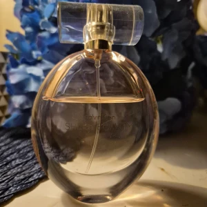 Calvin Klein Sheer Beauty 50ml - Sheer Beauty från Calvin Klein, 50 ml. Toppnoter: Persiko Bellini Accord, röda bär extrakt, bergamott. Hjärtnoter: Rosa lilja Accord, jasmin, pion. Basnoter: mysk, sandelträ, vaniljblomster. Perfekt för dig som vill ha en fräsch och modern vibe.