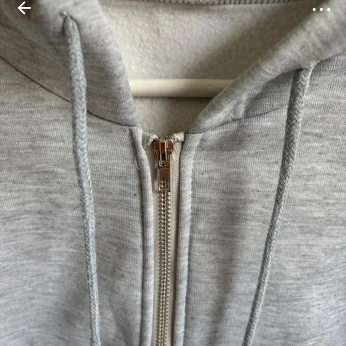 Grå hoodie med dragkedja och huva - 2