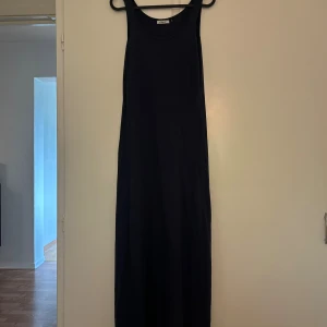Lång klänning  - Lång klänning som aldrig kommit till användning. Passar personer med storlek M också.