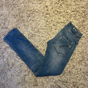 Dondup jeans modell george med slitningar - Dondup jeans modell george i strlk 32. Skön wash med feta slitningar. Nytt/mycket bra skick inga defekter. Italienska jeans, nypris runt 3200kr Postas antigen samma dag som köp eller dagen därpå🙌💯
