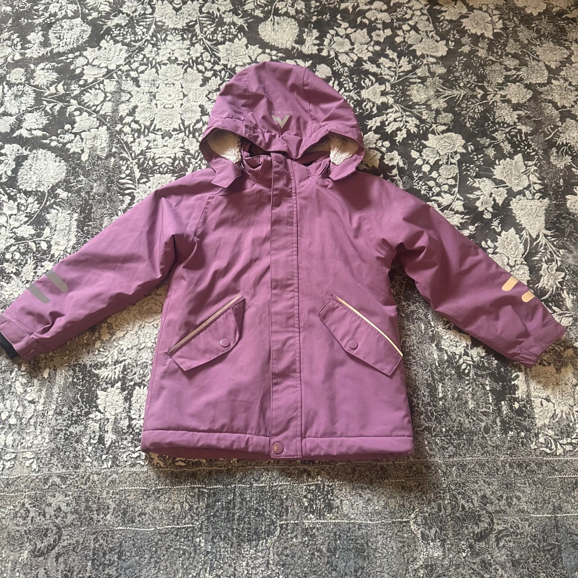 Lila vinterjacka från McKINLEY med huva