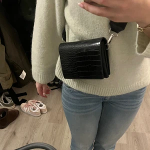 Svart axelbandsväska  - Svart axelbands väska från Carin Wester som enbart är använd ett fåtal gånger. Varan saknar defekter och mått finns på sista bilden. 💗