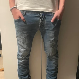 Jacob cohën jeans  - Säljer ett par feta Jacob cohën jeans med slitningar i storlek W31 L32. Nypris cirka 3500kr