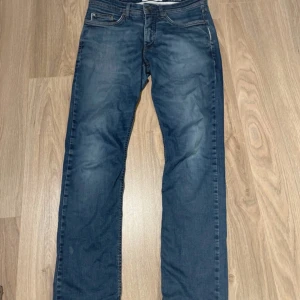 Blå jeans Sunwill Fitted Super Stretch - Snygga blå jeans från Sunwill, jättesköna och stilrena, nypris 1700kr typ och de är inte använda så mycket!