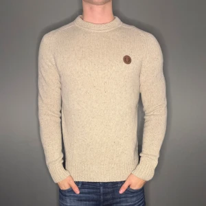 Fred perry tröja - Hej säljer nu min fina Fred perry tröja 100% lamm ull i storlek S men sitter som M. Den är i bra skick och kommer vara otroligt snygg nu i höst. Nypris cirka 2500kr! Vi kommer att sälja liknande produkter så glöm inte följa profilen!🌊🍾
