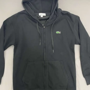 Lacoste kofta - Säljer min Lacoste kofta som jag inte använder. Den är nästan helt ny och top kvalitet. Den är i Medium men känns mer som small eller XS. Pris går att diskutera. 