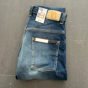 Nudie jeans - Nudie Jeans av modellen Thinn Finn Storlek: 30/36.                                     mitt pris:  799kr.    Nypris: 1599kr.       En stor fördel med Nudies jeans jämfört mot Levis, Tiger of Sweden, Replay, Lee, Acne, dondup osv. Ar att du kan lämna in dem gratis for reparation eller uppläggning i Stockholm, Göteborg eller Malmö. Pa sa vis förlängs livslängden rejalt. Skriv vid minsta lilla och priset är inte hugget i sten