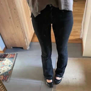 Svarta bootcut jeans midwaist - Svarta bootcut jeans från Gina. Det står att byxorna är Low waist men skulle beskriva dem som mid waist. Jeansen har inga slitnader bortsett från att jag sprättat upp sömmen längst ner för en längre innerbenslängd.💕                     Midjemått (tvärs över): 35cm                                               Innerbenslängd: 82cm